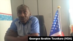 Aka Yannick de "Immigrus" tente de rassurer les postulants à la Green Card après les menaces de Donald Trump de mettre fin à cette loterie, à Abidjan, le 12 novembre 2017. (VOA/ Georges Ibrahim Tounkara)