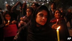 印度新德里民眾星期三參加一個燭光晚會﹐祝願一名遭到殘酷輪姦的年輕受害者早日康復
