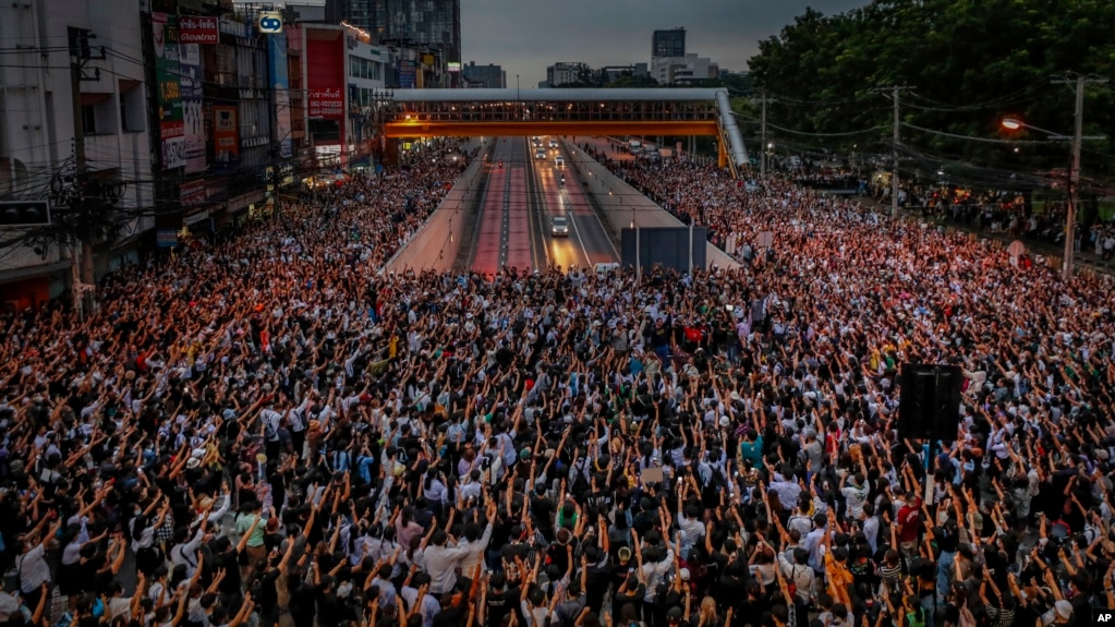 Biểu tình ở ngoại ô Bangkok, Thailand, 19 tháng 10.