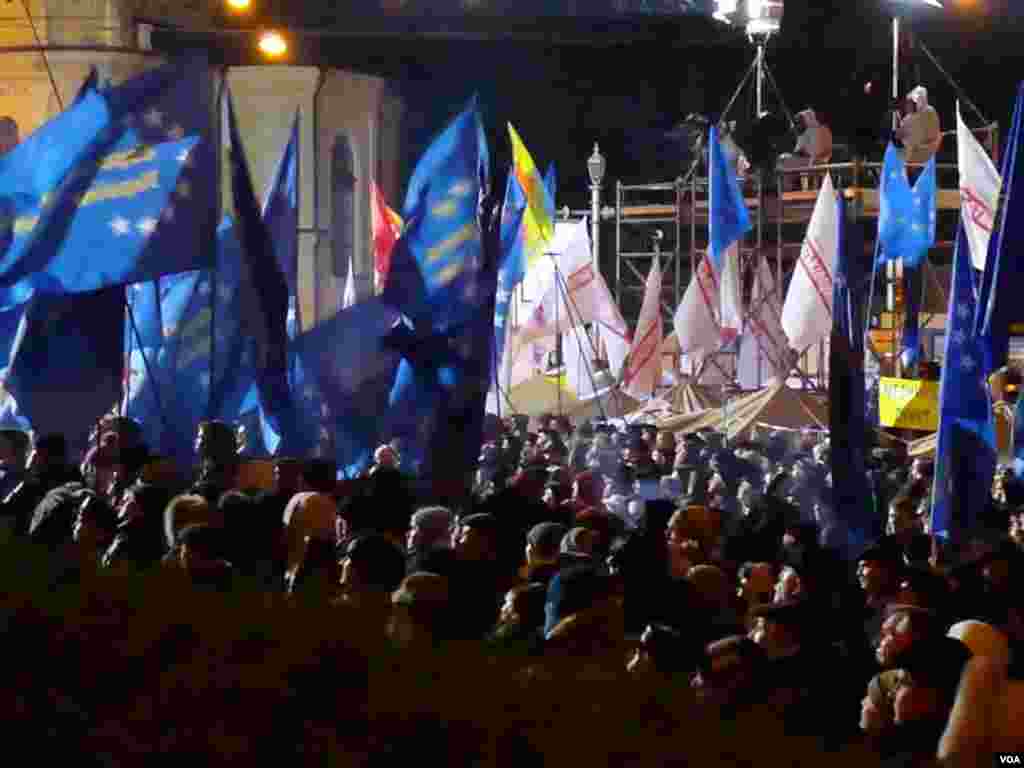 The blue and gold flag of the European Union replaced the Orange flags of 2004 in protests in Kyiv, Nov. 26, 2013. (Henry Ridgwell/for VOA)