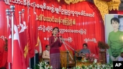 ကျိုက်လတ်မြို့မှာ ရွေးကောက်ပွဲ ပညာပေးစည်းရုံးလှုပ်ရှားနေတဲ့ NLD ပါတီဥက္ကဋ္ဌ ဒေါ်အောင်ဆန်းစုကြည်။ (ဇူလိုင် ၂၅၊ ၂၀၁၅)