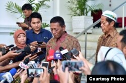 Abdul Rajab dan Ismail, berbicara kepada media di Istana Merdeka hari Jumat sore (24/5). (Courtesy: Setpres RI)