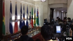 媒体在台湾外交部等候巴拿马国旗（右起第五面）被移走 （美国之音 申华拍摄）
