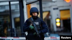 A police officer stands guard in fornt of a secured area after exchanges of gunfire in Vienna, Austria November 3, 2020. REUTERS/Leonhard Foeger