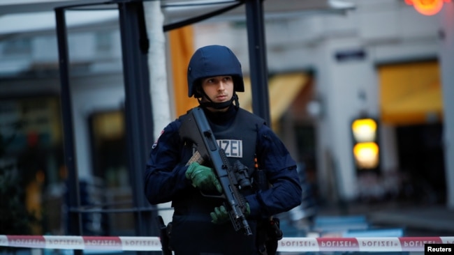 奥地利首都维也纳2020年11月2日发生恐怖枪击后警方加强戒备（路透社）