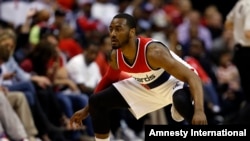 John Wall, numéro 2 de Washington Wizards, en position de défense, au cours de la 4ème rencontre de baskeball contre Toronto Raptors, dans les play-offs de la NBA, dimanche 26 avril 2015.