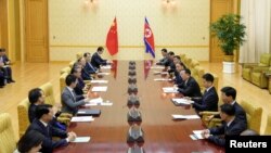지난 2일 북한 평양에서 왕이 중국 외교부장이 이끄는 중국 대표단과 리용호 북한 외무상을 포함한 북한 고위 관계자들이 회담하고 있다. 