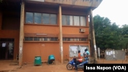 Des étudiants en difficulté d'inscription sur CampusFaso, à Ouagadougou, le 14 octobre 2018. (VOA/Issa Napon)