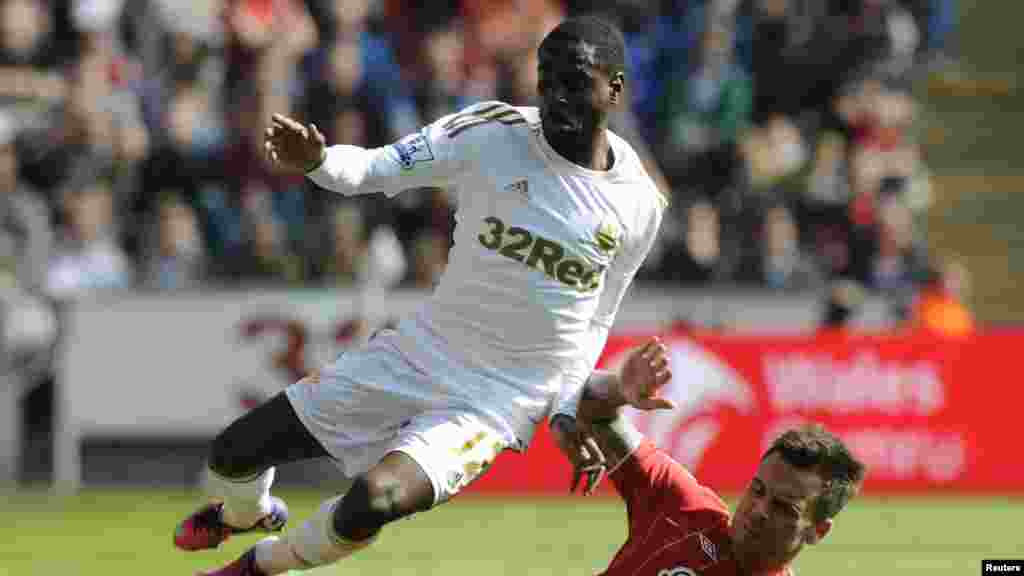 Swansea City's Nathan Dyer (L) is challenged by Southampton's Daniel Fox during their English Premier League soccer match at Liberty Stadium in Swansea, Wales April 20, 2013.