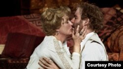 Meryl Streep and Kevin Kline in the 2001 Shakespeare in the Park production of "The Seagull" at the Delacorte Theater, directed by Mike Nichols. (Photo credit: Michal Daniel)
