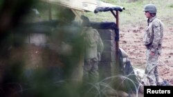 Turkish soldiers take up position near the border with Syria, in the Turkish border town of Ceylanpinar, Sanliurfa province, November 26, 2012.