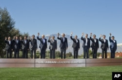 President Barack Obama, center, and leaders of ASEAN, the 10-nation Association of Southeast Asian Nations, wave as they pose for a group photo at the Annenberg Retreat at Sunnylands in Rancho Mirage, Calif., Feb. 16, 2016.