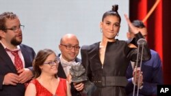 La actriz Carolina Yuste gala el premio Goya a la mejor actriz de reparto por "Carmen y Lola" (AP Foto/Laura León)