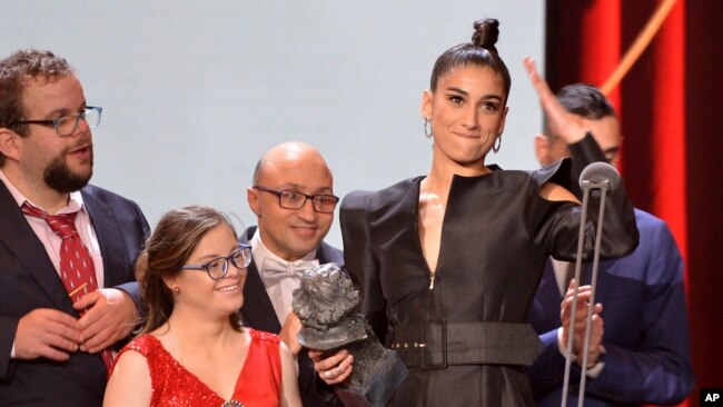La actriz Carolina Yuste gala el premio Goya a la mejor actriz de reparto por "Carmen y Lola" (AP Foto/Laura León)