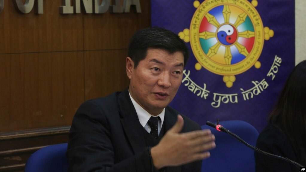Lobsang Sangay, nhà lãnh đạo chính trị của chính phủ lưu vong Tây Tạng, đến Nhà Trắng để gặp Điều phối viên Đặc biệt mới được bổ nhiệm của Mỹ về Các vấn đề Tây Tạng, Robert Destro, vào ngày thứ Sáu.