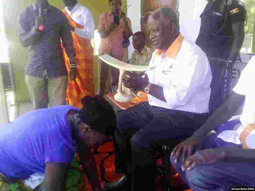 Amama Mbabazi akikabidhiwa taji la ufalme