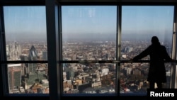 Pemandangan distrik finansial London dari Shard, gedung tertinggi di Eropa di London. 