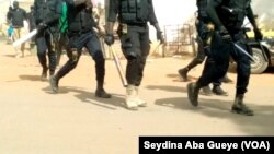 Couteaux, armes blanches, et gourdins portés par des membres de PUR, à Dakar, au Sénégal, le 14 février 2019. (VOA/Seydina Aba Gueye)