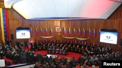 De acuerdo al TSJ, la Asamblea Nacional que lidera el presidente encargado Juan Guaidó se encuentra en “desacato” y pretende “violentar las bases constitucionales del Estado venezolano”. La oposición por su lado indica que el TSJ es "ilegítimo".
