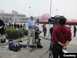 前环球电视驻泰国曼谷特约记者、华裔英国籍郑理现(Tony Cheng) 于北韩现场采访报道。(照片提供：郑理现)