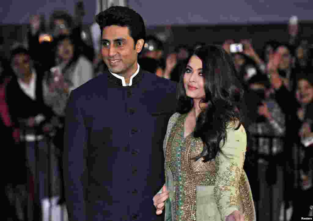 Pasangan aktor/aktris Bollywood terkenal Abhishek Bachchan dan istrinya Aishwarya Rai pada sebuah acara di Vancouver, Kanada (6/4).