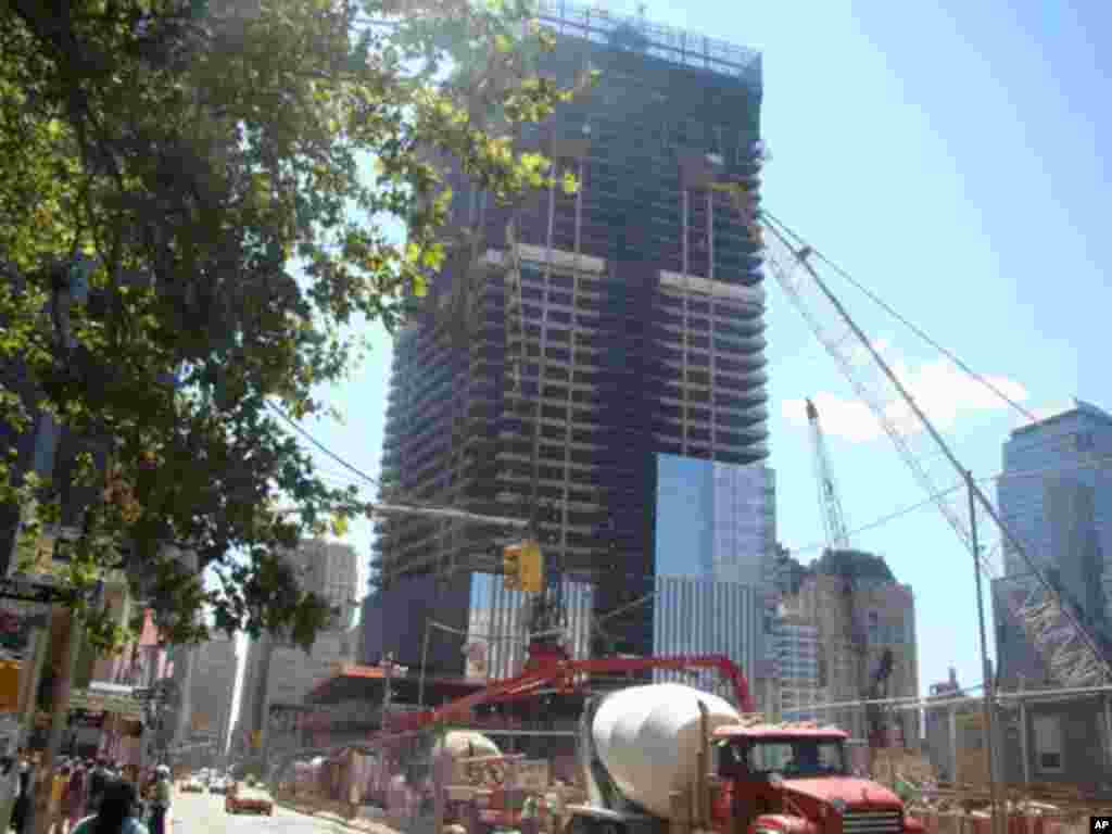 位于世贸中心东南角的1号大楼也正在兴建中
