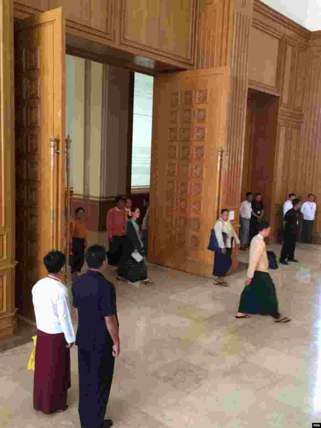 Aung San Suu Kyi memasuki ruangan parlemen untuk pemungutan suara bersejarah yang akan memilih presiden Myanmar (15/3). (VOA/S. Herman)