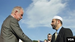 Pastor Terry Jones se rukuje s Imam Muhammademom Musrijem, predsjednikom Islamskog Drustva centralne Floride, 09 Sep 2010