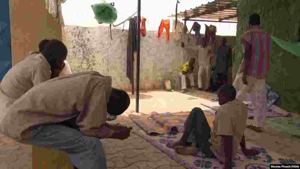 Des ex-combattants de Boko Haram dans le centre de transition des repentis de Diffa, Niger, le 17 avril 2017 (VOA/Nicolas Pinault)