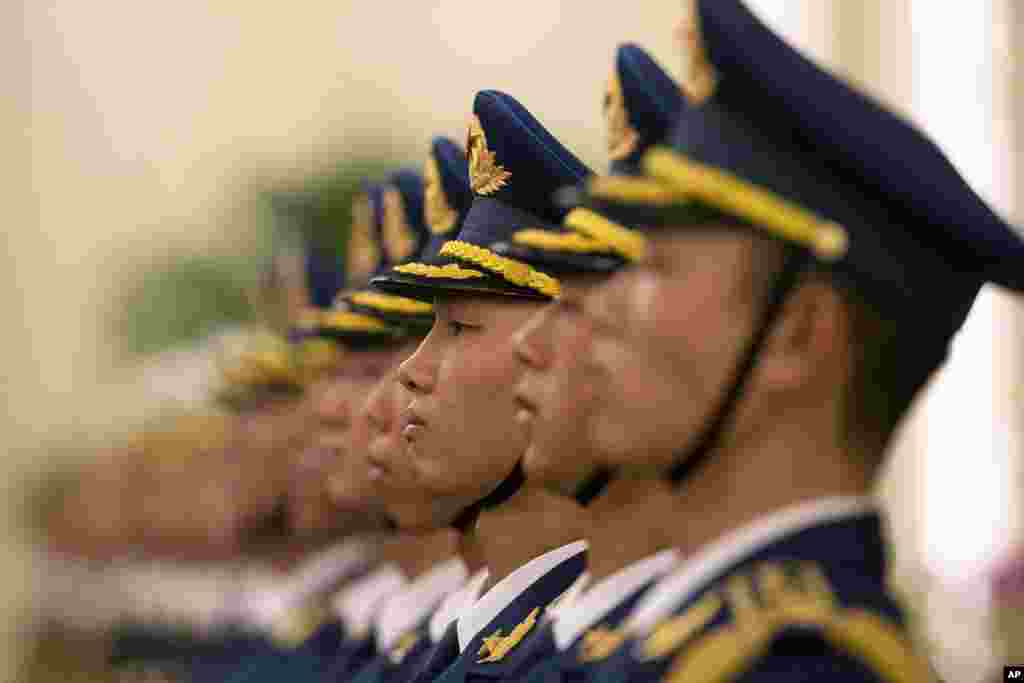 Members of a Chinese honor guard prepare to welcome Peru&#39;s President Ollanta Humala inside the Great Hall of the People in Beijing.