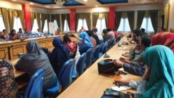 Suasana rapat di ruang Bantaya kantor Wali Kota Palu, Minggu 15 Maret 2020, untuk membahas rencana meliburkan kegiatan belajar-mengajar di 400 sekolah di Kota Palu mulai 17 Maret 2020. (Foto: Yoanes Litha/VOA)