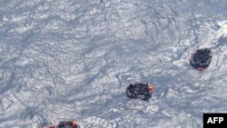 Bè cứu sinh chở nạn nhân trên biển động sau khi phà MV Rabaul Queen chìm ngoài khơi Papua New Guinea ngày 2 tháng 2, 2012