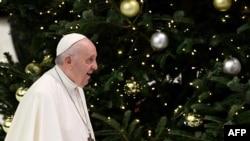 Paus Fransiskus berjalan di dekat Pohon Natal di Aula Paul VI, Vatikan, 1 Desember 2021. (Filippo MONTEFORTE / AFP)