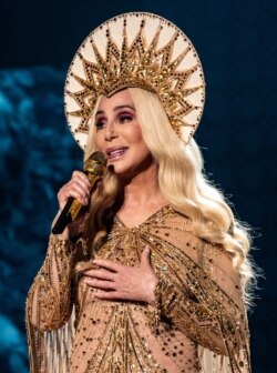 Cher tampil dalam Tur "Here We Go Again" di London, Inggris, Oktober 2019. (Foto: Wikipedia/Raph_PH)