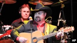 En esta foto de archivo se ve a Daryle Singletary actuando en un tributo a George Jones en Nashville, Tennessee, el 22 de noviembre de 2013.