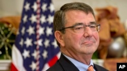 លោក Ashton Carter កំពុងស្តាប់ការប្រកាសនៅក្នុងបន្ទប់ Roosevelt ក្នុងសេតវិមាន ក្នុងរដ្ឋធានី វ៉ាស៊ីនតោន ខណៈពេលដែលលោកប្រធានាធិបតី បារ៉ាក់ អូបាម៉ា ប្រកាសថាលោកតែងតាំងលោក Carter ជារដ្ឋមន្រ្តីការពារជាតិ កាលពីថ្ងៃសុក្រ ទី៥ ខែធ្នូ ឆ្នាំ២០១៤។ (រូបភាពដោយ: AP/Jacquelyn Martin)