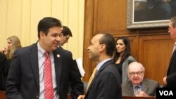 El congresista republicano, Raúl Labrador, a la izquierda, considera que es posible alcanzar el respaldo de "la mayoría de la mayoría" mientras el demócrata Luis Gutiérrez pedirá mayor compromiso a John Boehner.