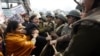 印度警方与抗议者发生冲突