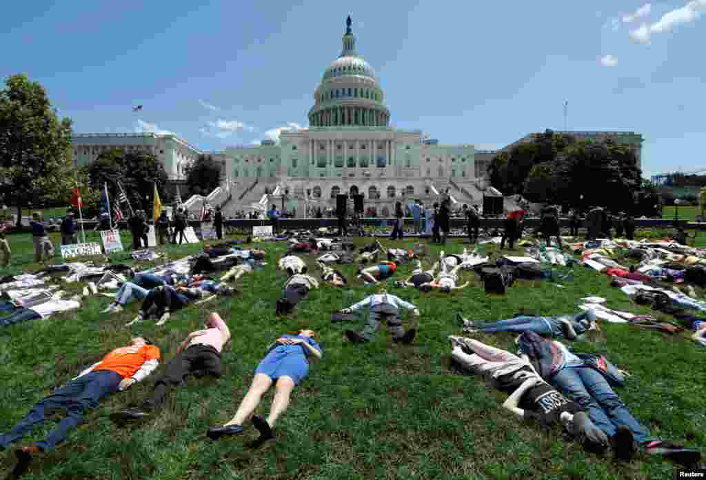 Para aktivis anti kekerasan senjata api melakukan aksi di gedung Capitol, Washington DC, untuk mengenang dua tahun peristiwa penembakan di kelab malam &quot;Pulse&quot;, Orlando yang menewaskan 49 orang.&nbsp;