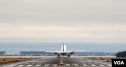 A plane is taking off at Reagan Washington National Airport outside Washington, D.C. (Photo by Diaa Bekheet)