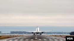 A passenger aircraft is taking off at Reagan Washington National Airport outside Washington, D.C. (Photo by Diaa Bekheet)