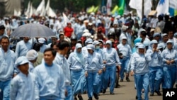 Indonesian workers march during a rally against low wages in Jakarta, Oct 31, 2013. 