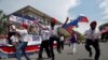 Pria menari di samping kendaraan hias Sikh Amerika selama perayaan Hari Kemerdekaan Empat Juli di Washington, AS, 4 Juli 2019. (Foto: REUTERS/Eric Thayer)