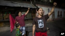 Opositores del gobierno cantan el himno nacional de Honduras en una protesta contra el toque de queda impuesto para controlar la violencia electoral luego de los comicios presidenciales. Dic. 5 de 2017. EE.UU. ha alertado a los estadounidenses para que no hagan viajes innecesarios a Honduras.