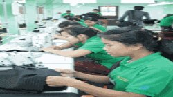 ກໍາມະກອນຍິງໃນໂຮງງານຕັດຫຍິບແຫ່ງນຶ່ງໃນເຂດນະຄອນຫລວງວຽງຈັນ