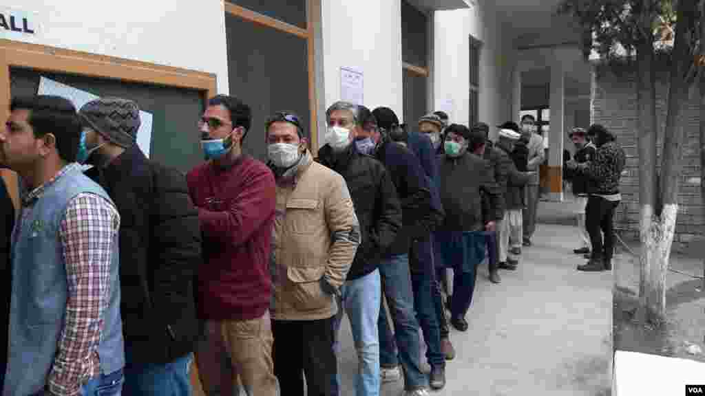 اطلاعات کے مطابق گلگت بلتستان کے کچھ علاقوں میں برف باری بھی ہوئی۔ تاہم کئی پولنگ اسٹیشنز میں ووٹرز قطار لگائے دکھائی دیے۔ 