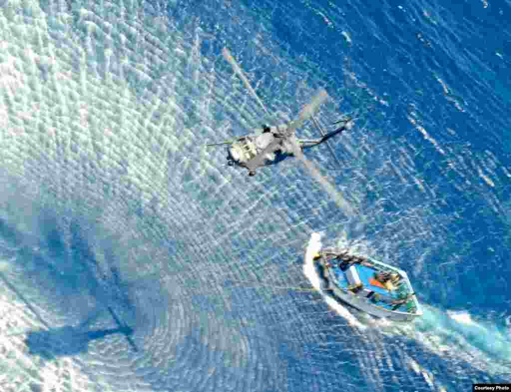救援直升飛機盤旋載運傷患的小艇上空之一（美國空軍提供）