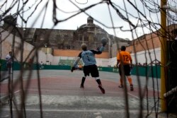 Penjaga gawang Italia Miguel Angel Canela (51), melempar bola kembali ke permainan dalam final liga sepak bola untuk penyandang gangguan pengelihatan di Mexico City, 8 Juni 2014.