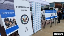 世界维吾尔代表大会主席多里昆·艾沙在联合国日内瓦总部前搭设得到美国政府支持的图片展，显示据称被中国关在拘押营或失踪的维吾尔人。(2021年9月16日)