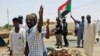 Des manifestants soudanais ont érigé une barricade dans une rue, exigeant que le Conseil militaire transitoire du pays transfère le pouvoir aux civils, à Khartoum, Soudan, le 5 juin 2019.